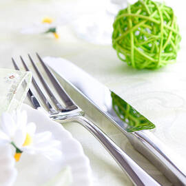 Spring table setting by Mythja Photography
