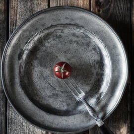 tomato by Joana Kruse