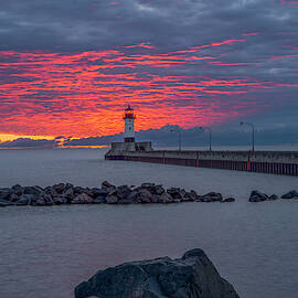 USA, Minnesota, Duluth, Lakewalk, Lift by Peter Hawkins