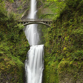 Multnomah Falls by Andrew Soundarajan
