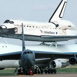747 Transporting Discovery Space Shuttle by Science Source