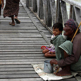 A beggar on the U Bein Bridge by RicardMN Photography