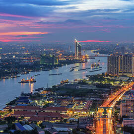 Curve To Twilight by Weerakarn Satitniramai