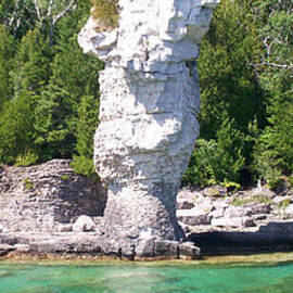 Flowerpot Island - Detail by Richard Andrews