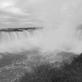 Horseshoe Falls - Autumn - B n W by Richard Andrews