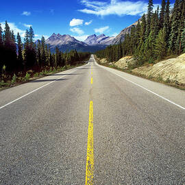 Icefields Parkway, Banff Np, Alberta by Hans-peter Merten