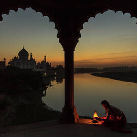 Illuminating The Taj by Thomas Siegel