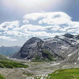 La Lämmerenhütte à 2502m by Photo By Claude-olivier Marti
