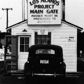 Manhattan Project Main Gate, 1943 by Science Source