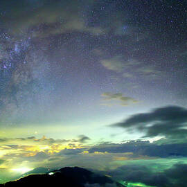 Milky Way And Sea Of Clouds With by Thunderbolt tw (bai Heng-yao) Photography