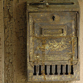 Nostalgia - old and rusty mailbox by Matthias Hauser