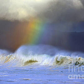 Rainbow on the Banzai Pipeline at the North Shore of Oahu by Aloha Art