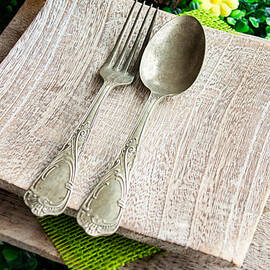 Rustic table setting by Mythja Photography