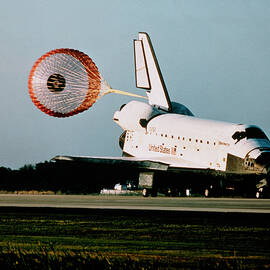 Shuttle Discovery At End Of Mission Sts-56 by Science Photo Library