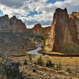 Smith Rocks State Park Overview, Or by Darrell Gulin