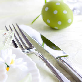Spring table setting by Mythja Photography