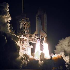 Sts-101, Space Shuttle Atlantis, 2000 by Science Source
