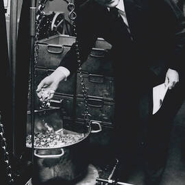 TEE FASTEST COINING-MACHINE IN THE WORLD by Retro Images Archive