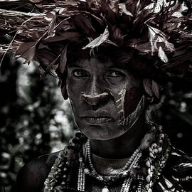 Woman In The Sing-sing Festival Of Mt Hagen - Papua New Guinea by Joxe Inazio Kuesta