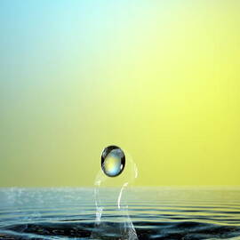 Faling Droplet into water surface by Sami Sarkis Photography