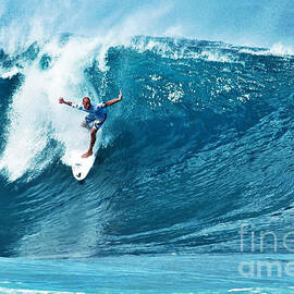 Kelly Slater at Pipeline Masters Contest by Paul Topp