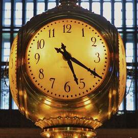 5.20 P. M. At Grand Central Station New York by Marcus Dagan