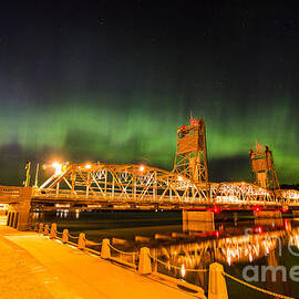 Aurora at the Lift Bridge by David Parker