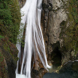 Beauty of lower Twin Falls by Jeff Swan