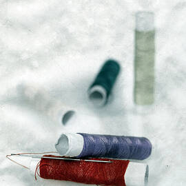 needle and thread by Joana Kruse