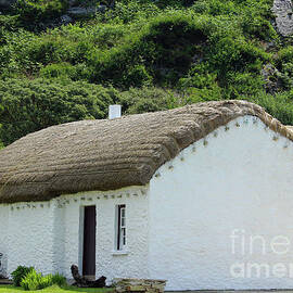 Thatched cottage Glencolmcille Donegal