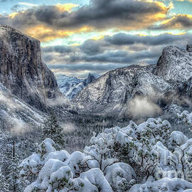 Yosemite National Park Tunnel View Winter Beauty by Wayne Moran