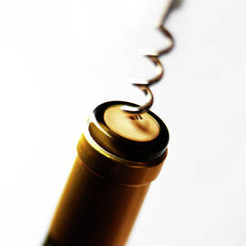 Deboucher Une Bouteille a L'aide D'un Tire-bouchon Openning A Bottle Of Wine With A Corkscrew by Studio - Photocuisine