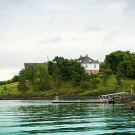 Blue Fjord Harbour - Norway by Franckreporter