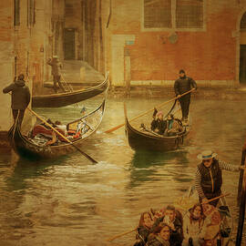Buzz On The Canal by Isabelle Dupont