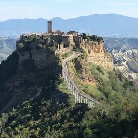 Civita di Bagnoregio by Lary Peterson