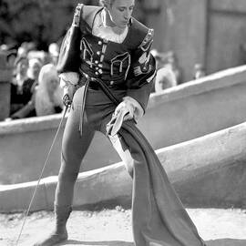 leslie howard holding sword by Globe Photos