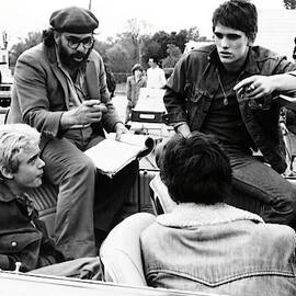 MATT DILLON , FRANCIS FORD COPPOLA , C. THOMAS HOWELL and RALPH MACCHIO in THE OUTSIDERS -1983-. by Album