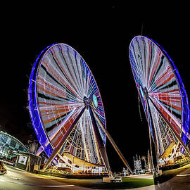 New ferris wheel and its reflection by Sven Brogren
