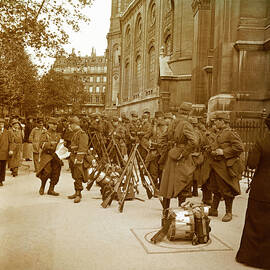 Stereoglass Plate On The First World War: Troops In Paris After The Mobilization, Waiting To Leave For The Front (photo) by Anonymous