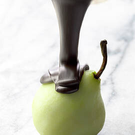 Verser Du Chocolat Fondu Sur Une Poire Pelee Pouring Melted Chocolate Onto A Peeled Pear by Studio - Photocuisine