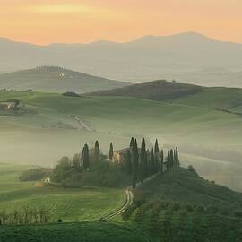 Nature is so beautiful - house in middle of grass field - Tuscany, Italy by Julien