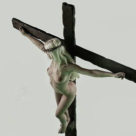 Donna sbiadita sulla croce by Ramon Martinez