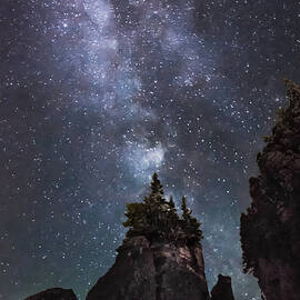 Hopewell Rocks Milky Way by Linda Villers