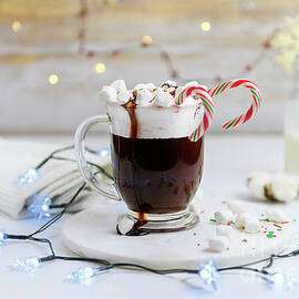 Hot Chocolate with marshmallows by Nina Stavlund
