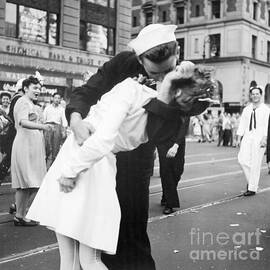Nurse and sailor, Kissing the war goodbye by Best of Vintage