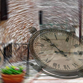 Time flies by by Loredana Gallo Migliorini