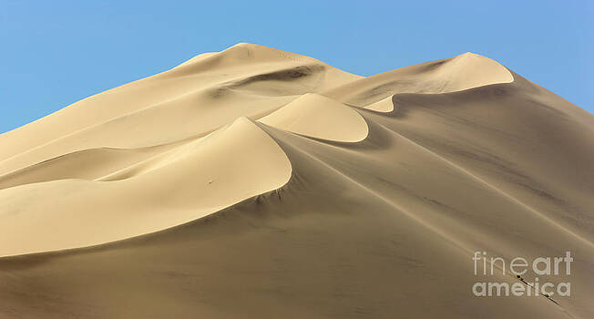 Yva Momatiuk John Eastcott - Eureka Dunes in Death Valley Yva Momatiuk John Eastcott - Eureka Dunes in Death Valley