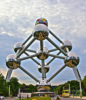 Pravine Chester - Atomium Pravine Chester - Atomium