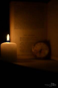 Guy Hoffman - Candlelight Read portrait Guy Hoffman - Candlelight Read portrait