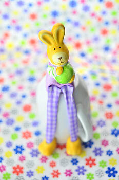 Gynt - Easter Bunny sitting on cup Gynt - Easter Bunny sitting on cup